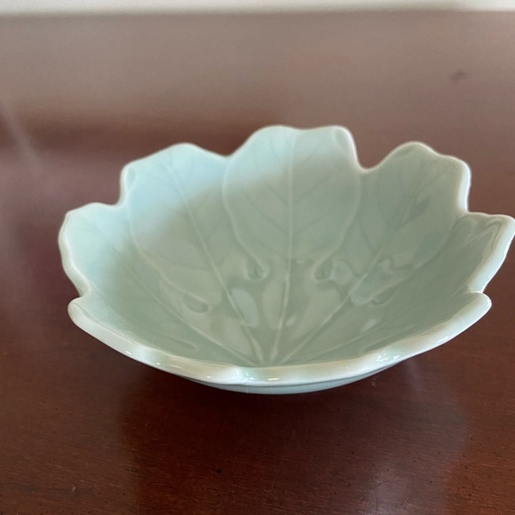 Celadon Glaze Green Leaf-Shaped Japanese Porcelain Sauce or Trinket Dish - Picture 2 of 8